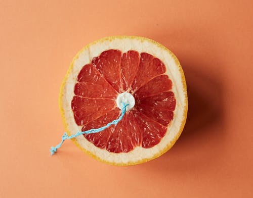 在橙色表面切成薄片的橙色水果 · 免费素材图片