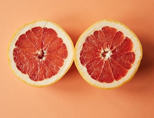 在橙色表面切成薄片的橙色水果 · 免费素材图片