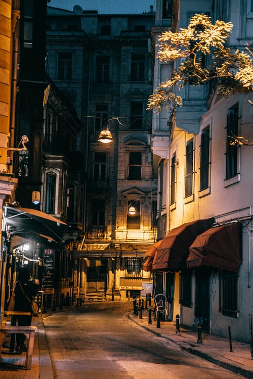 在大街上行走的人 · 免费素材图片