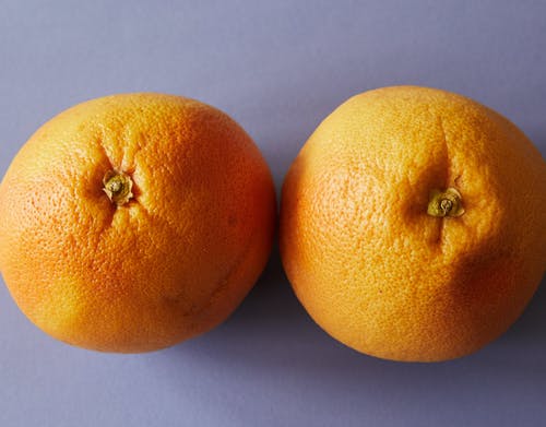 2白色表面上的橙色水果 · 免费素材图片