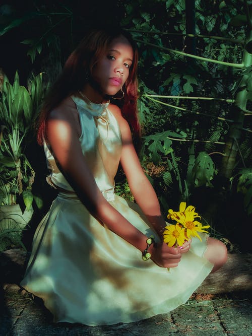 有关坐, 垂直拍摄, 女人的免费素材图片