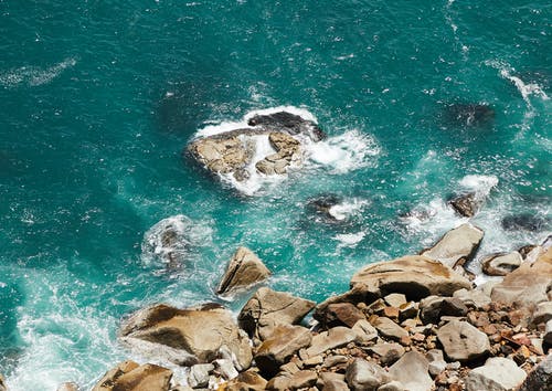 水体上的棕色岩石 · 免费素材图片