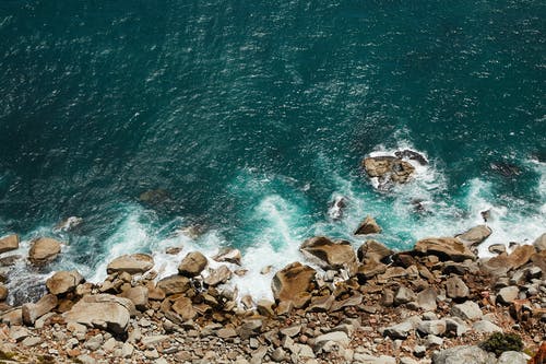水体上的棕色岩石 · 免费素材图片