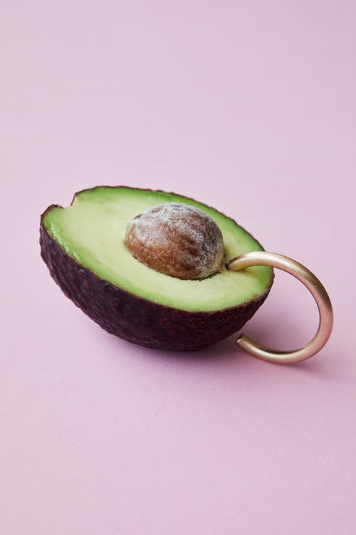 白色桌上的绿色和黄色水果 · 免费素材图片