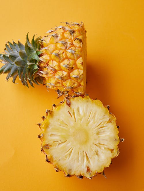 黄色表面的菠萝果实 · 免费素材图片