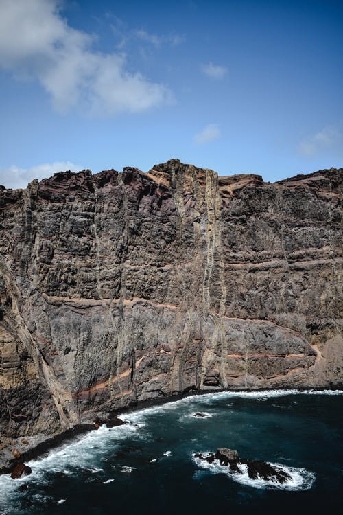 水体旁边的布朗洛矶山脉 · 免费素材图片