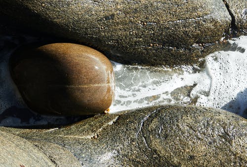 棕色和白色的石头碎片 · 免费素材图片