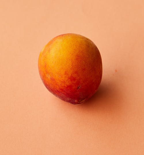 红色和黄色圆形水果 · 免费素材图片