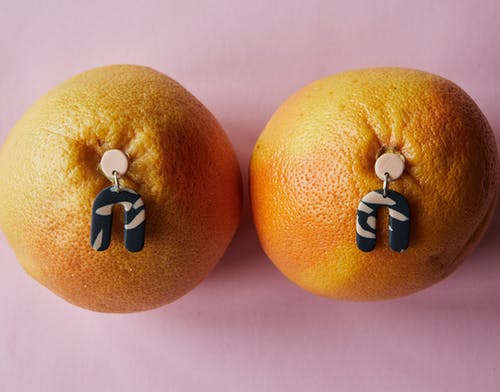 2表面上的橙色水果 · 免费素材图片