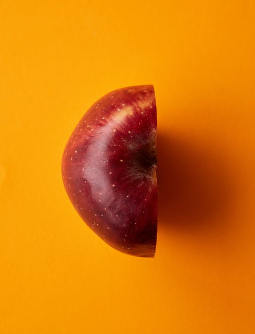 在黄色表面上的红苹果果实 · 免费素材图片