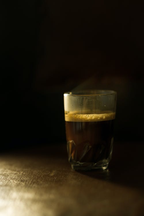 棕色液体的透明小玻璃杯 · 免费素材图片