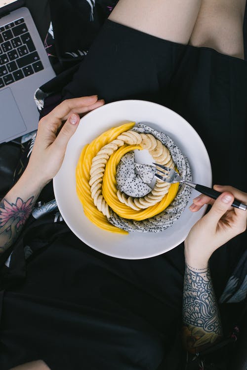 拿着一碗混合新鲜水果的人 · 免费素材图片