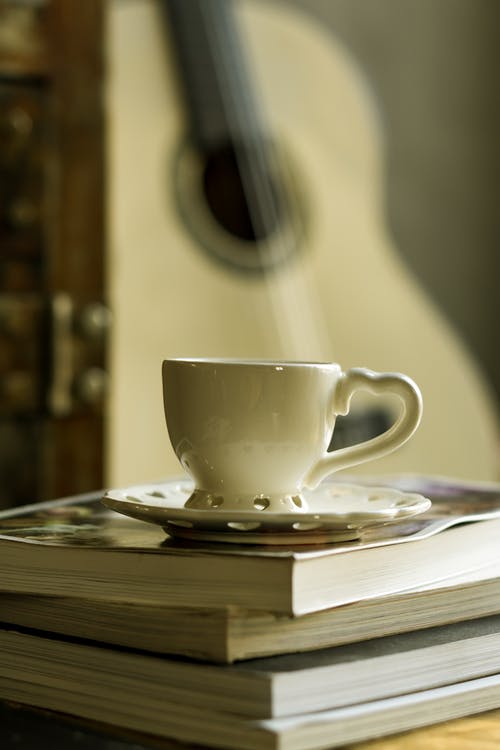 茶碟上的白色陶瓷茶杯 · 免费素材图片