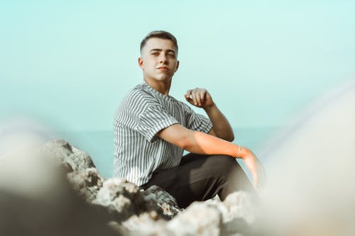 有关人, 坐, 好看的免费素材图片