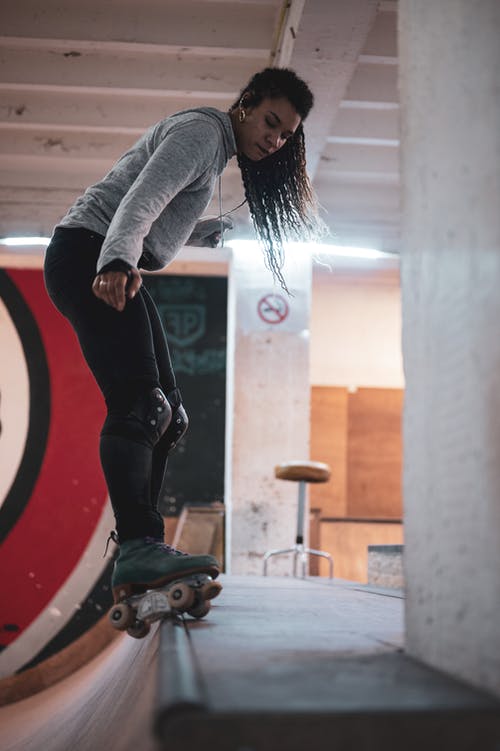 有关垂直拍摄, 女人, 展览的免费素材图片