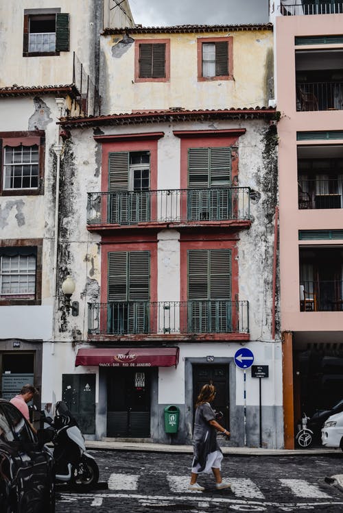 红色和白色的混凝土建筑 · 免费素材图片
