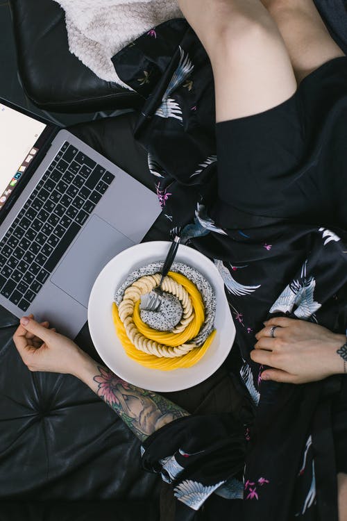 拿着白色陶瓷板的人 · 免费素材图片