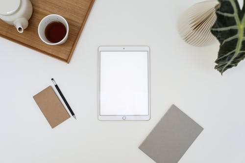 白色桌子上的白色ipad · 免费素材图片