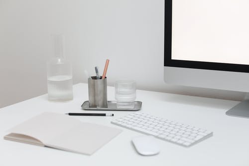 白色桌上的银色imac Apple键盘和apple Magic鼠标 · 免费素材图片