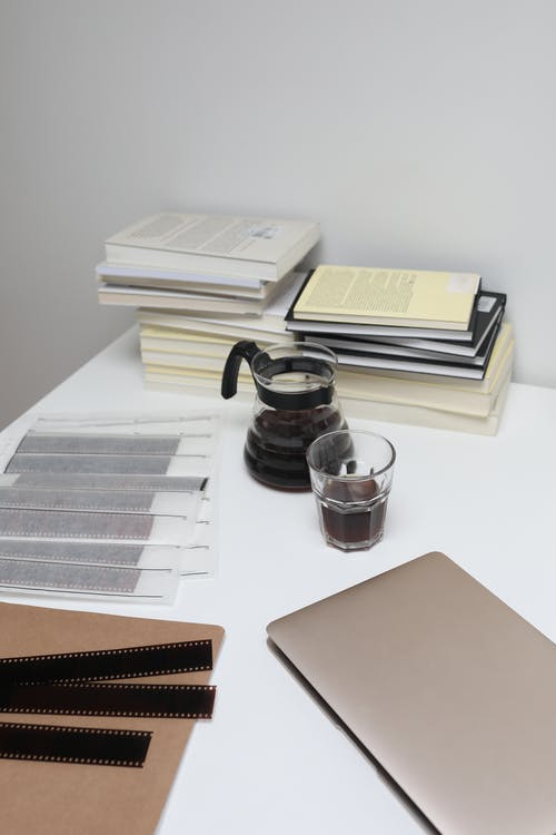 白色桌上的棕色书 · 免费素材图片