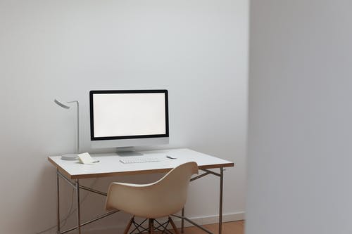白色的平板电脑显示器白色木制的桌子上 · 免费素材图片