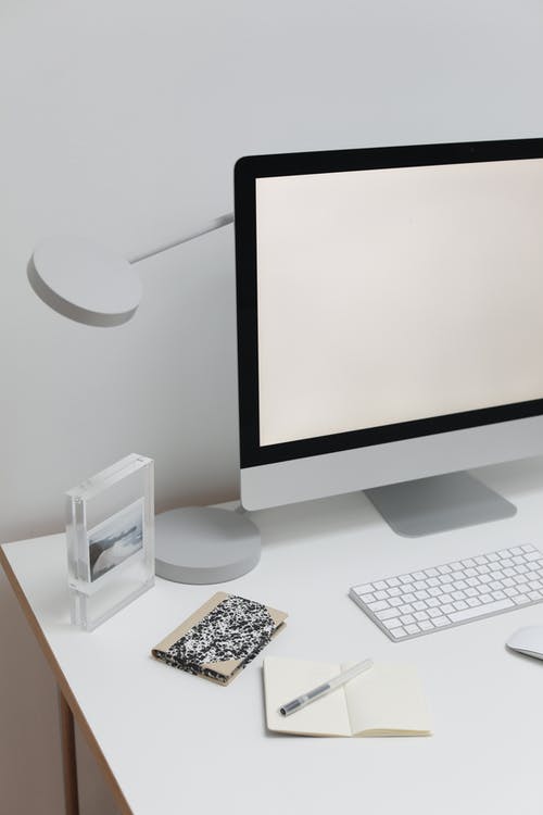 白桌上的银色imac · 免费素材图片