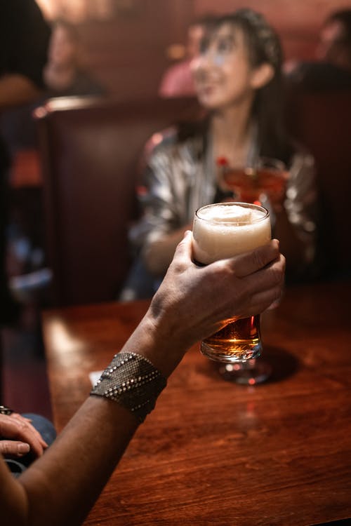 拿着啤酒的人清楚的水杯 · 免费素材图片