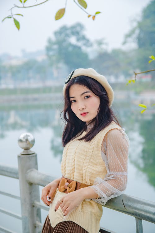 有关倚, 围栏, 垂直拍摄的免费素材图片