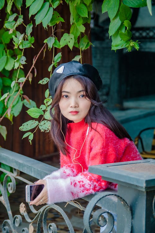 有关3C用品, 听音乐, 垂直拍摄的免费素材图片