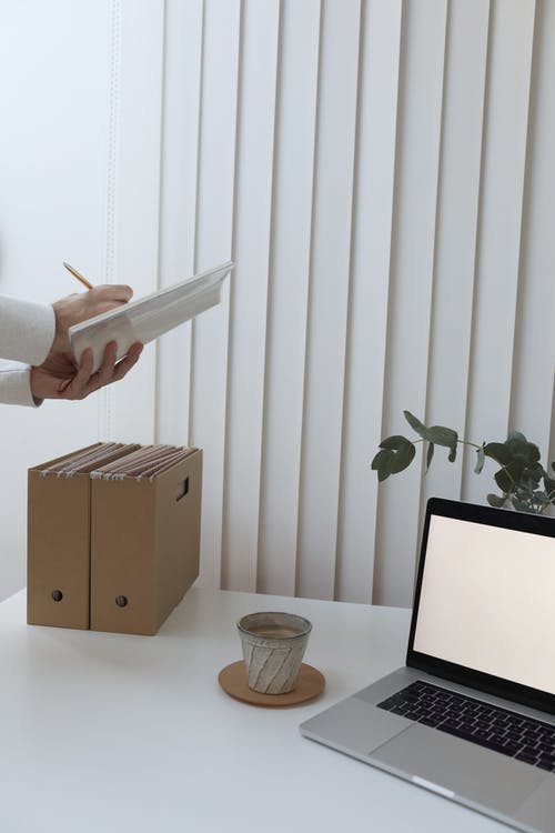 白皮书在棕色木制抽屉附近的人 · 免费素材图片