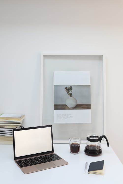 白墙上的白色木制相框绘画 · 免费素材图片