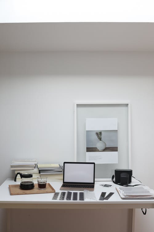 黑色笔记本计算机棕色木制的桌子上 · 免费素材图片