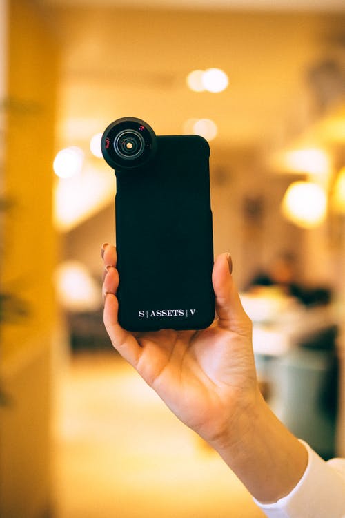 有关3C用品, 垂直拍摄, 手的免费素材图片