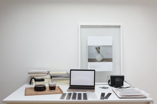 Macbook Pro棕色木制的桌子上 · 免费素材图片