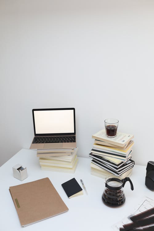 白色桌上的黑色笔记本电脑 · 免费素材图片