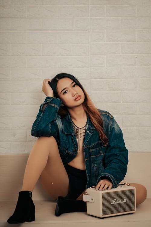 有关便携式音箱, 内裤, 坐的免费素材图片