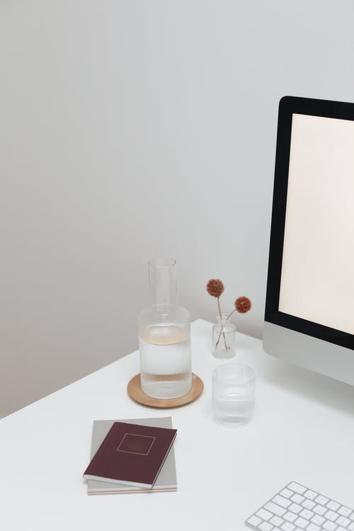 白色桌上的透明玻璃瓶 · 免费素材图片