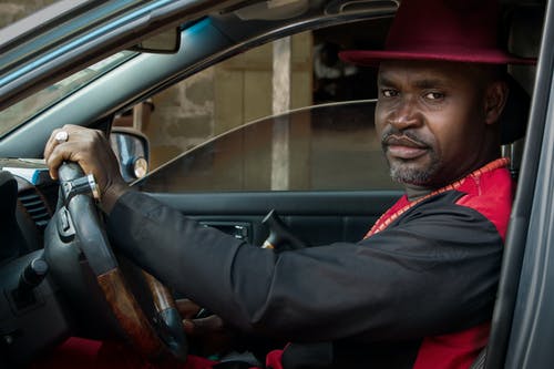 有关帽子, 汽车, 看着镜头的免费素材图片