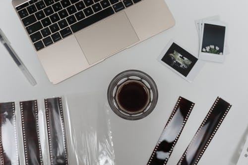 银色圆板旁边的银色macbook · 免费素材图片