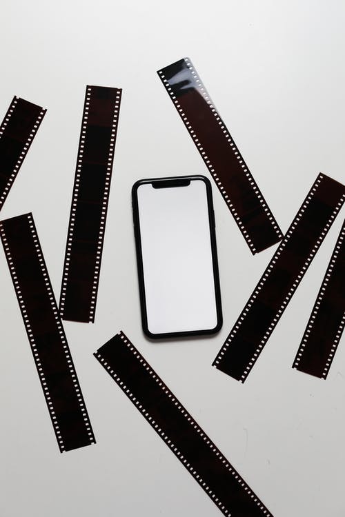 白色和黑色iphone手机壳 · 免费素材图片