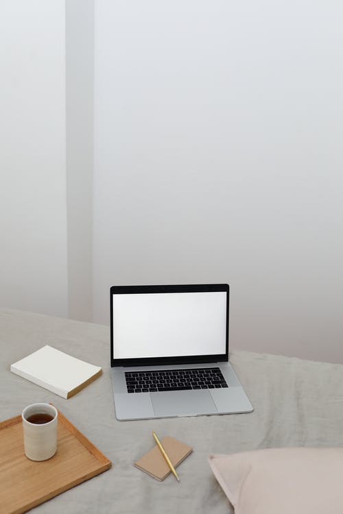 白色桌上的macbook Pro · 免费素材图片