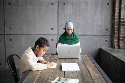 在白纸上写的白色礼服衬衫的男人 · 免费素材图片