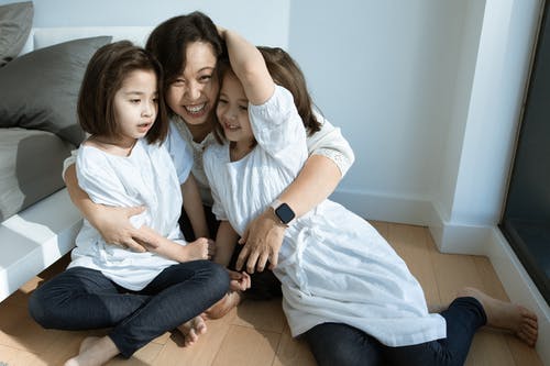 坐在白色的长袖衬衫的女人旁边的女人 · 免费素材图片