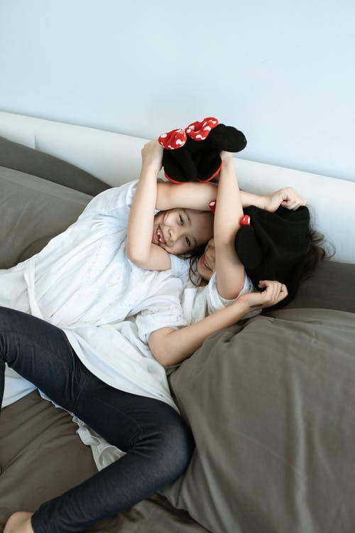 躺在床上的白衬衫的女人 · 免费素材图片