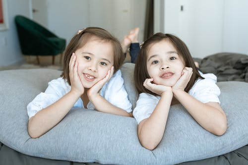 2个躺在床上的女孩 · 免费素材图片