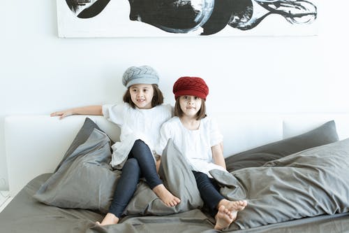 2名坐在黑色和白色床上的女人 · 免费素材图片