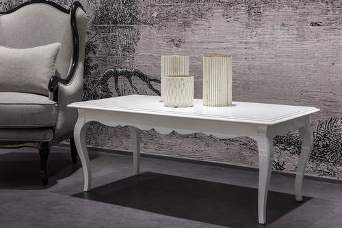 白色的木桌和椅子 · 免费素材图片