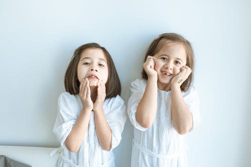 白色长袖衬衫的女孩 · 免费素材图片