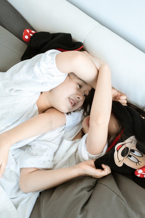 躺在床上的白色t恤的女孩 · 免费素材图片