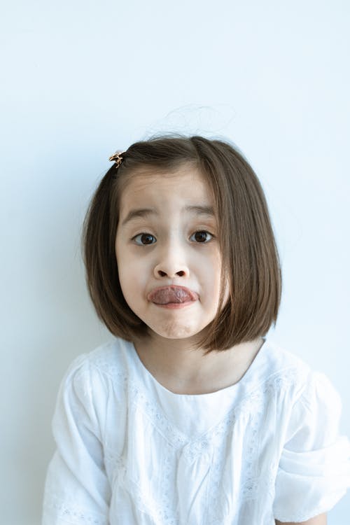 白船员领衬衫的女孩 · 免费素材图片